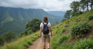Solo backpacker on popular טרקים בסן אנדרס קולומביה trail